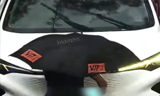 男子为方便进出小区车辆套牌 竟当着交警面更换车牌！结果惨了