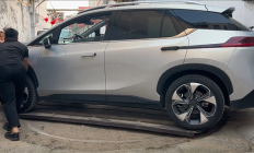 SUV驶入窄胡同倒不出来 原地掉头“神器”助其一把脱困!