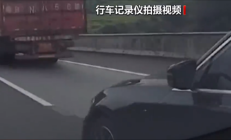 男子高速遇大货车后违规变道致撞车:自称对方就应该减速 !