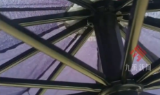 台风天注意!市民撑伞路过高压线 伞顶突现蓝色电火光 还伴电流声