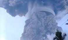 印尼勒沃托比火山喷发：烟柱高达18000米 形成完美蘑菇云