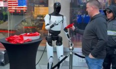 特斯拉人形机器人Optimus现身纽约时代广场，向路人派发糖果