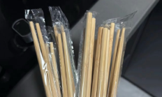 顾客起诉胖东来免费筷子无标签 工作人员:外包装上已标注信息 !