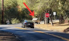 特斯拉 Cybercab 首次在公共道路上进行测试，有驾驶员和外后视镜