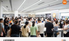 小米门店人山人海 卢伟冰:供应链团队驻厂 尽快供应小米17 Pro Max !