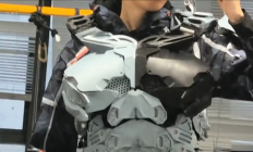 大学生“手搓”机械战甲:全身能自动开合 支持AI语音对话 !