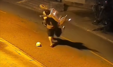 男子凌晨喝醉 扛着电动车步行回家!网友:真讲究 绝不醉驾 !