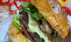 复旦大学鹅肝汉堡爆火:仅对校内开放 添15元加鹅肝 !