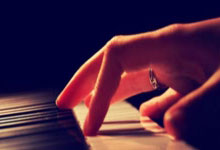 滕州张某某骑电车闯红灯被撞,负全责!视频→